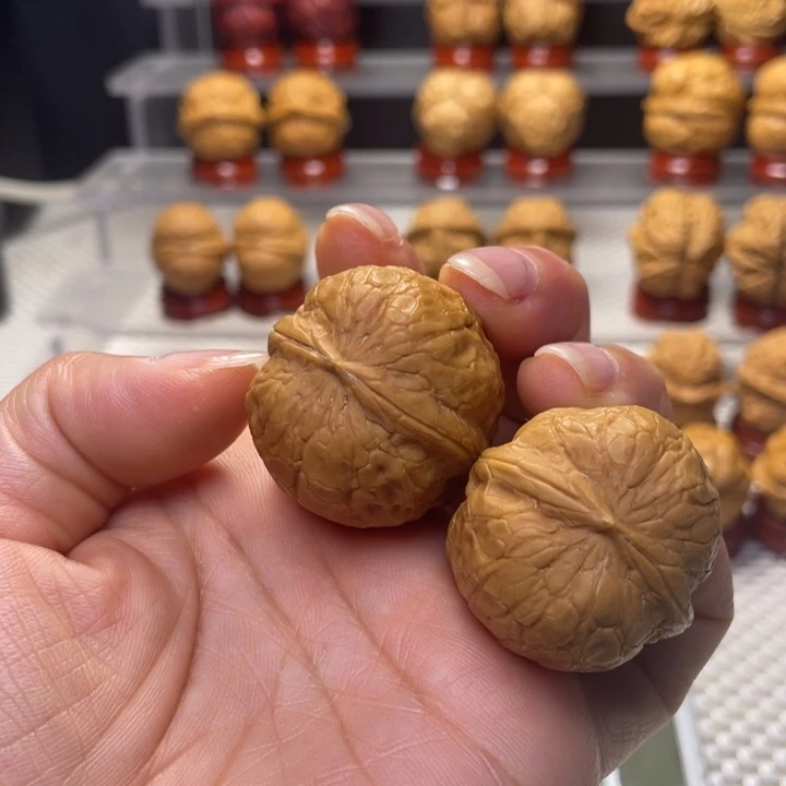 文玩核桃把件25粗筋瓷娃娃