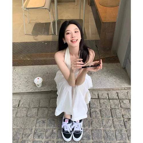 法式气质辣妹风性感露背挂脖背心夏季2024新款小众设计感露肩上衣