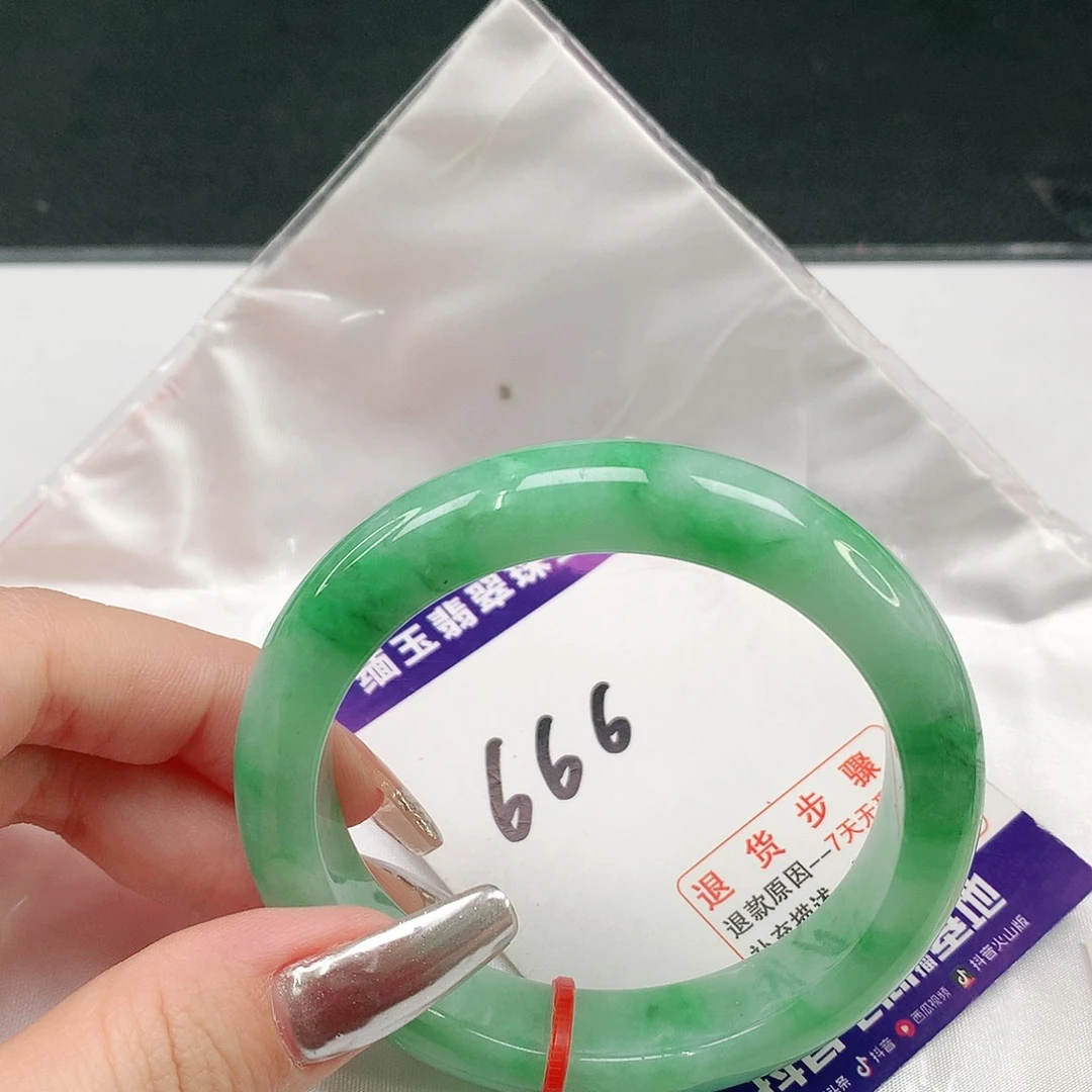 翡翠手镯未镶嵌翡翠手镯