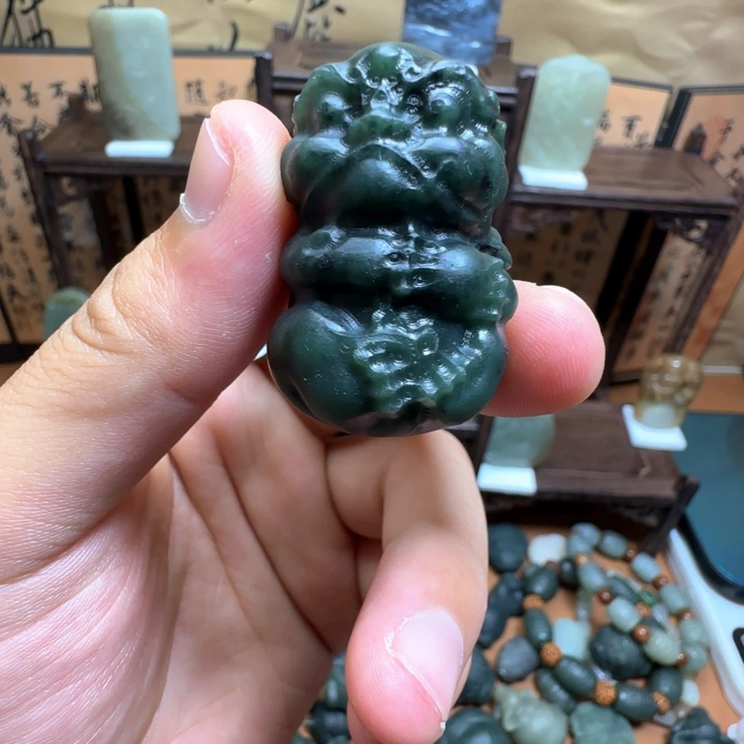 朝***月和田玉未镶嵌颈饰