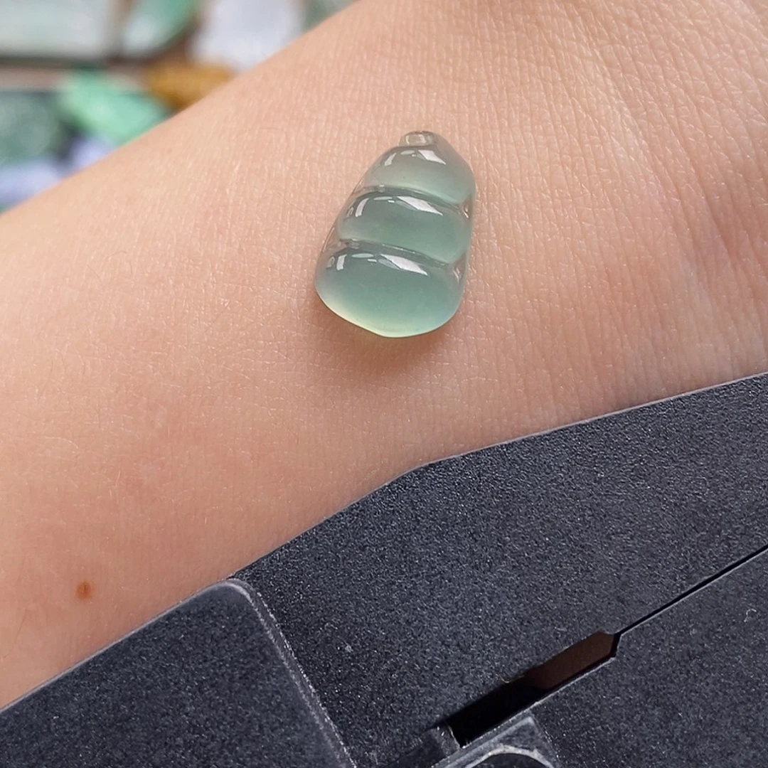 翡翠未镶嵌颈饰福豆