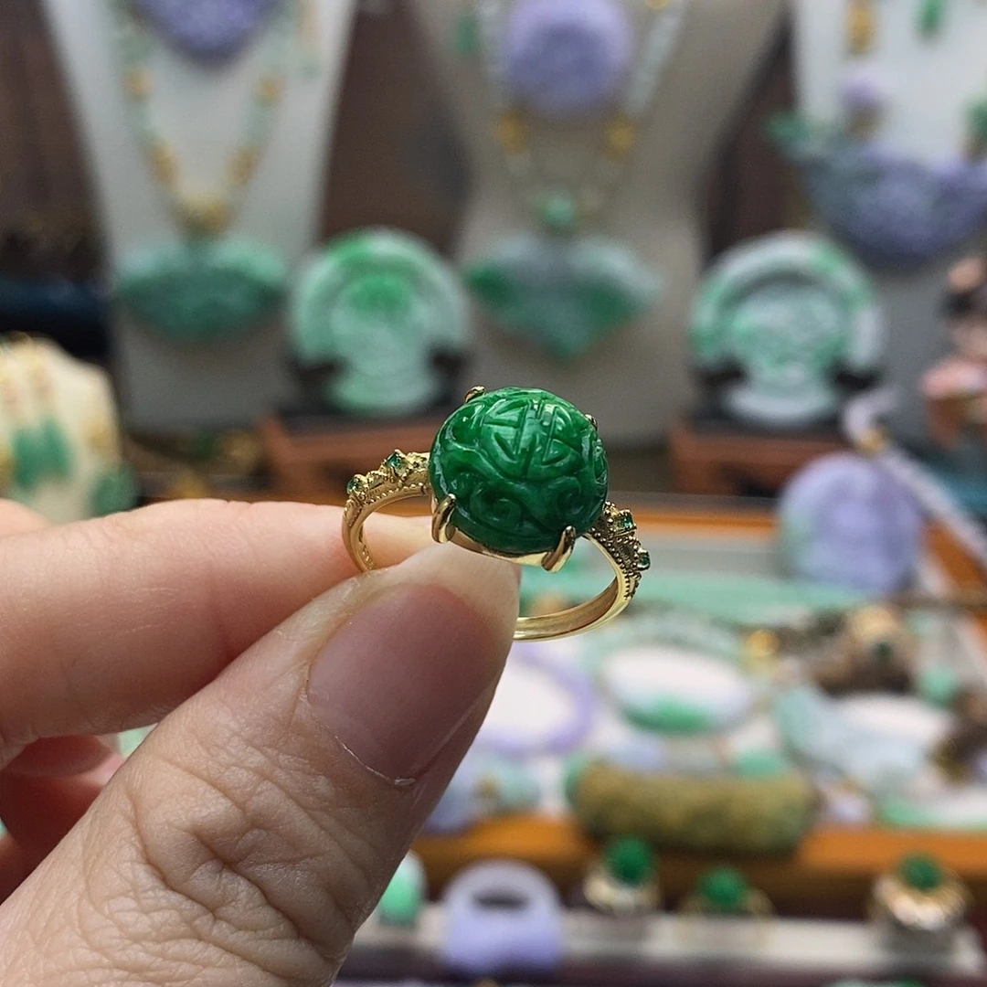 翡翠未镶嵌颈饰戒指