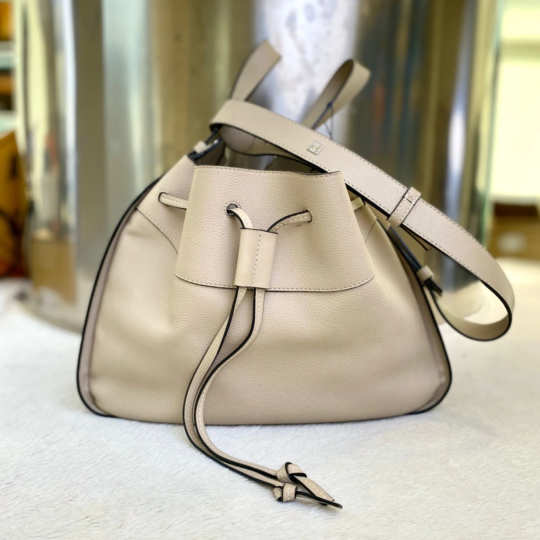 99新 LOEWE/罗意威 爱马98新罗意威大象灰吊床包1208