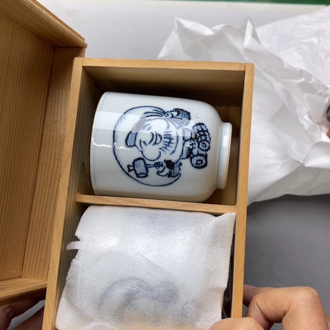 辛***优瓷片密密麻麻地铺满一层
