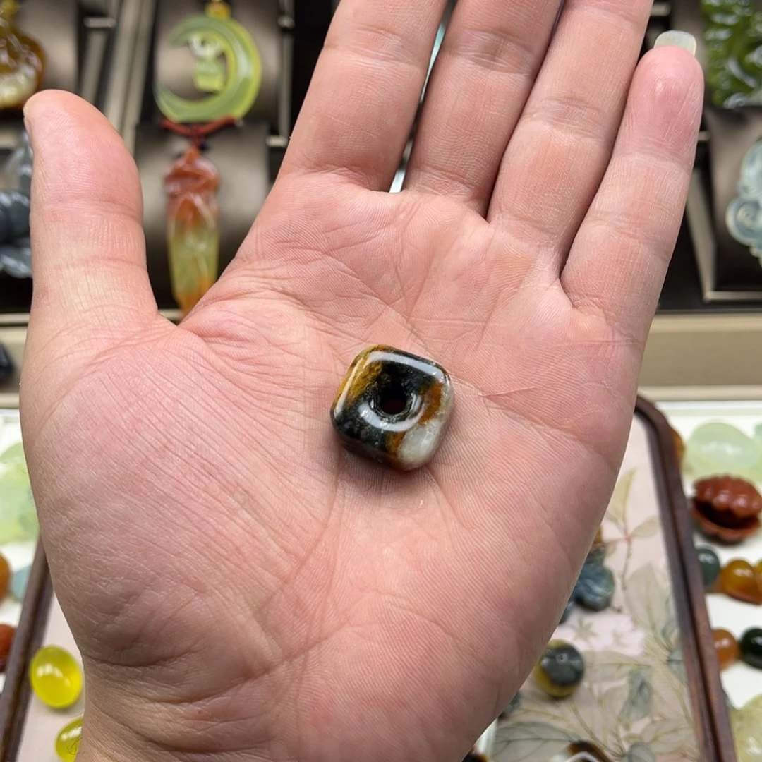 未镶嵌蛇纹石玉颈饰