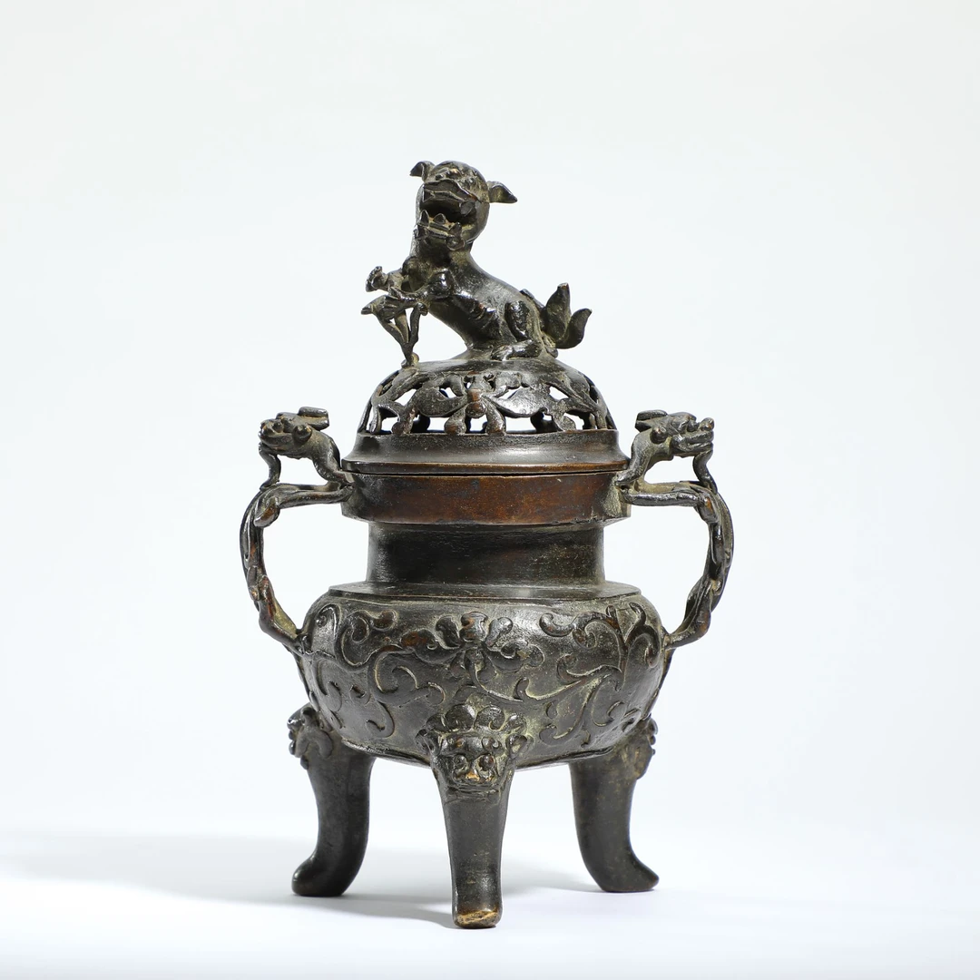 2. 明 铜缠枝花卉纹狮钮龙耳兽足炉【古董拍卖】