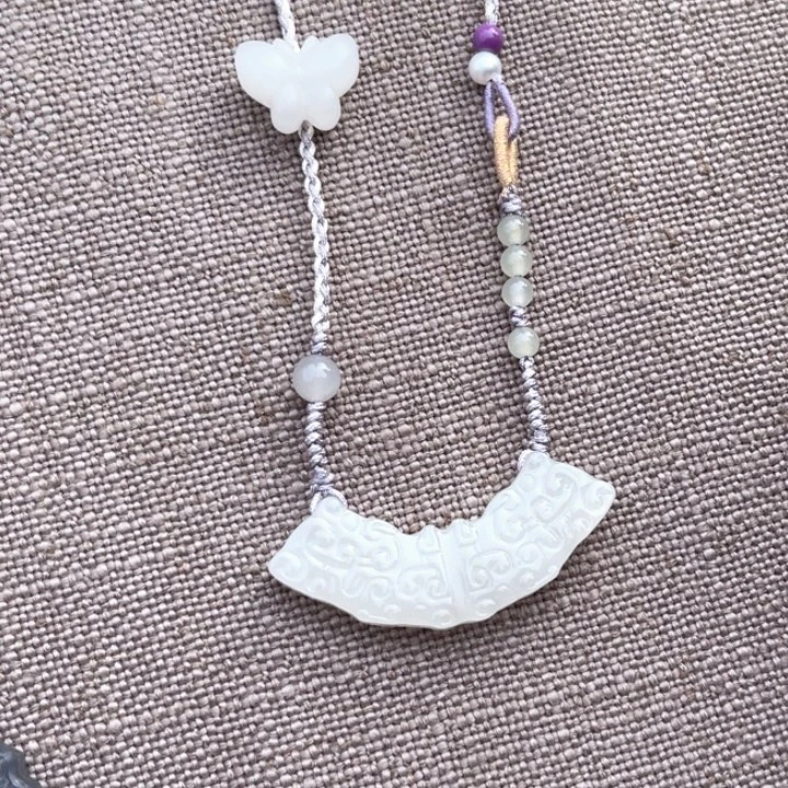 哆***烧和田玉未镶嵌颈饰