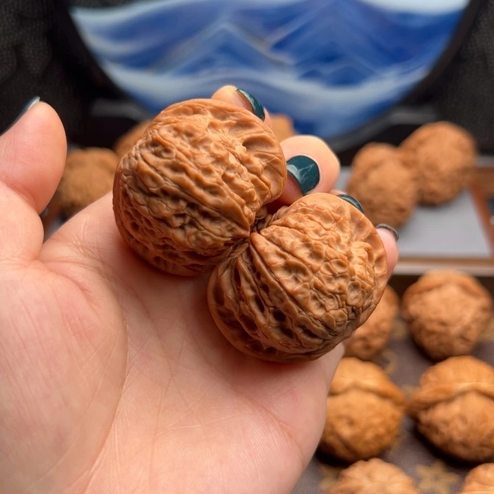 金***磊吊坠桃核文玩血麒麟