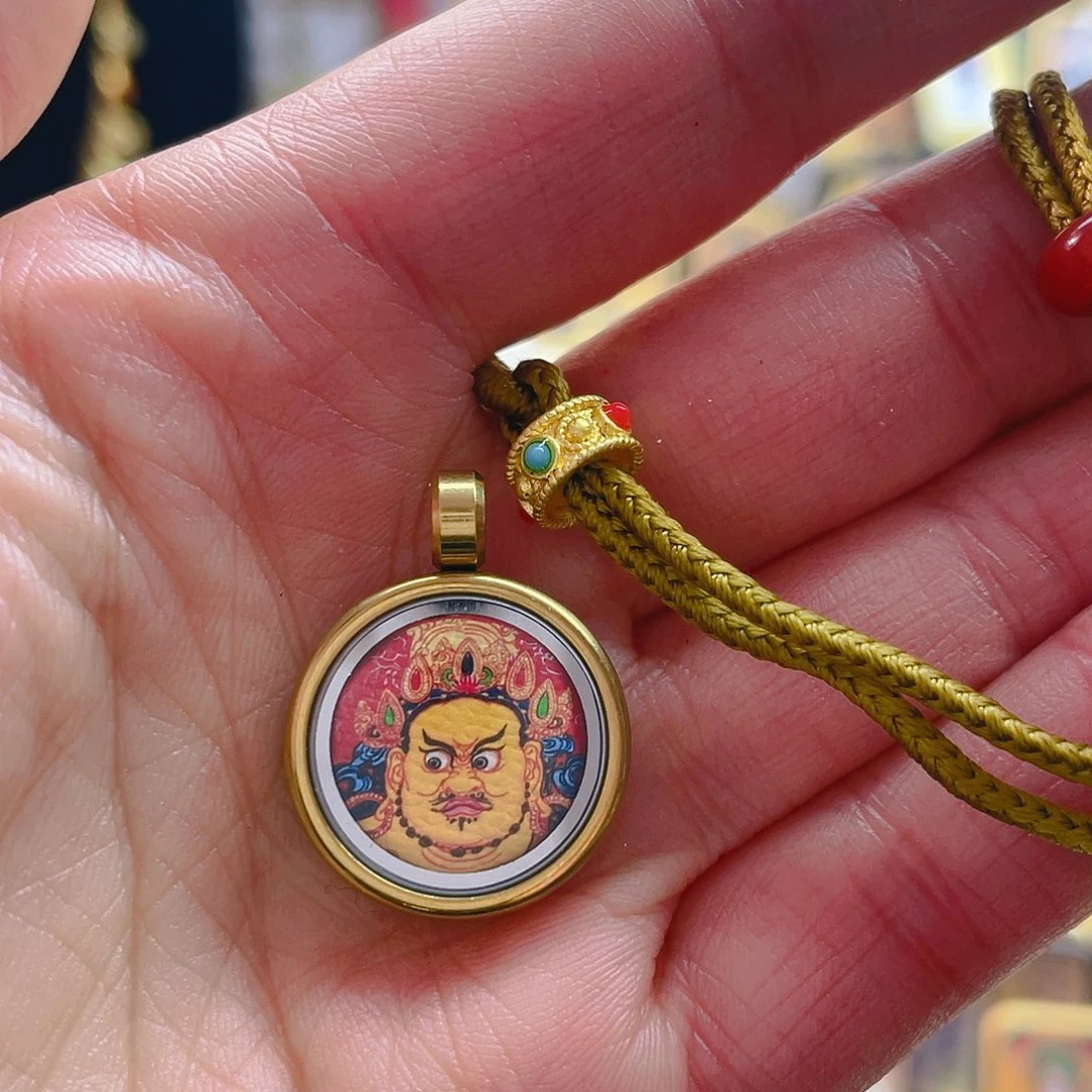 吊坠唐卡等多种形式的艺术形式