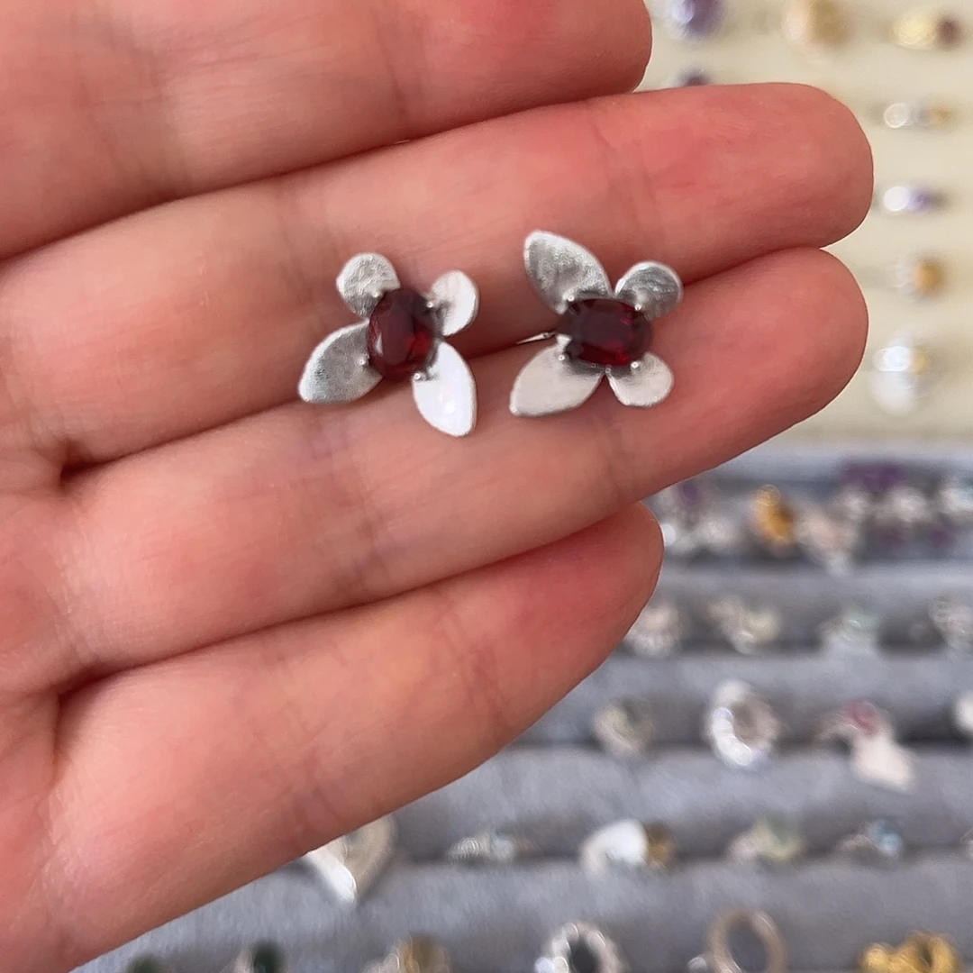 银S925镶嵌耳饰石榴石