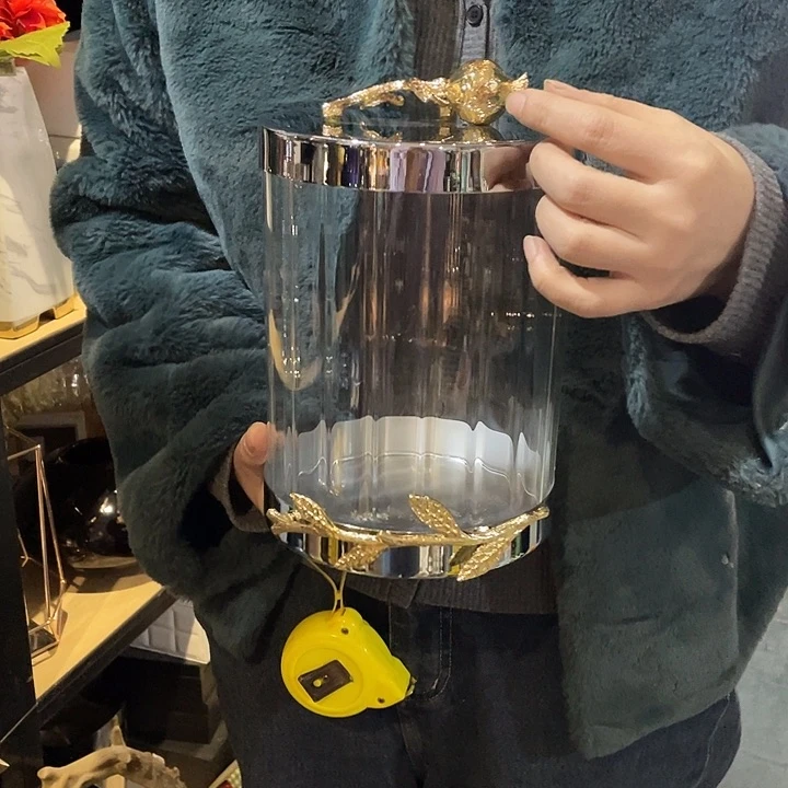 陶瓷花瓶，茶杯茶具。