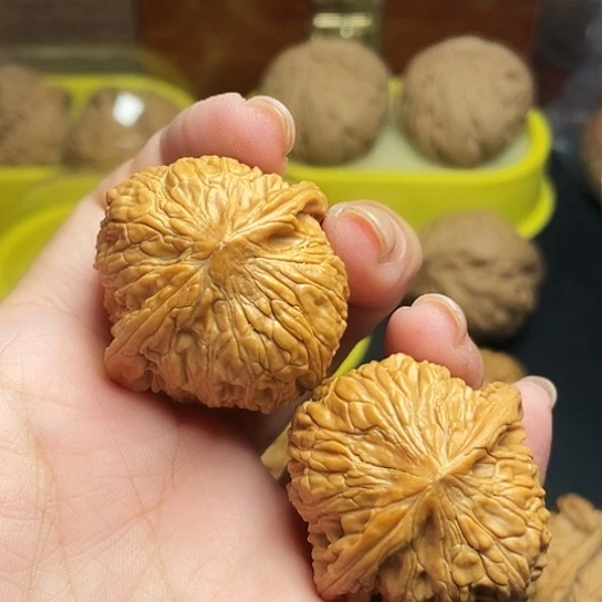 文玩核桃手捻绣球