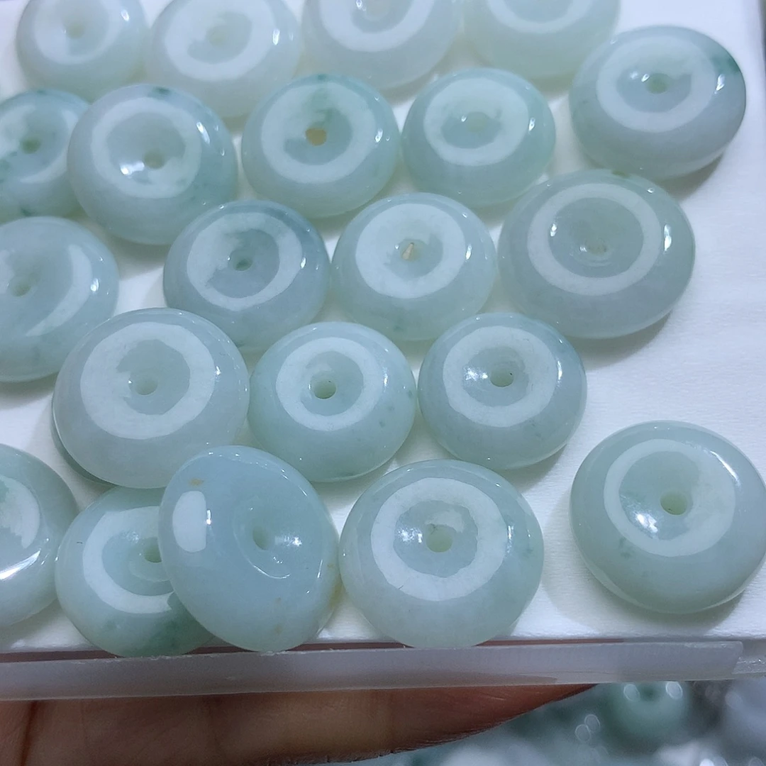 翡翠未镶嵌颈饰，发其中一个！