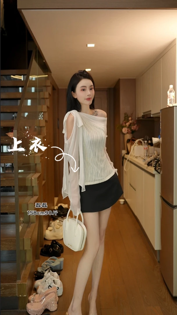 磊磊【浪漫出逃】上衣 重工原创纯欲风系带露肩设计上衣#6626