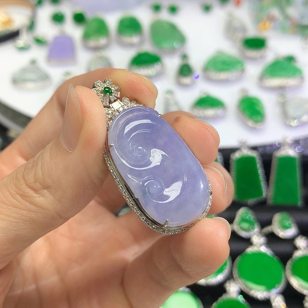 颈饰18K金镶嵌翡翠吊坠