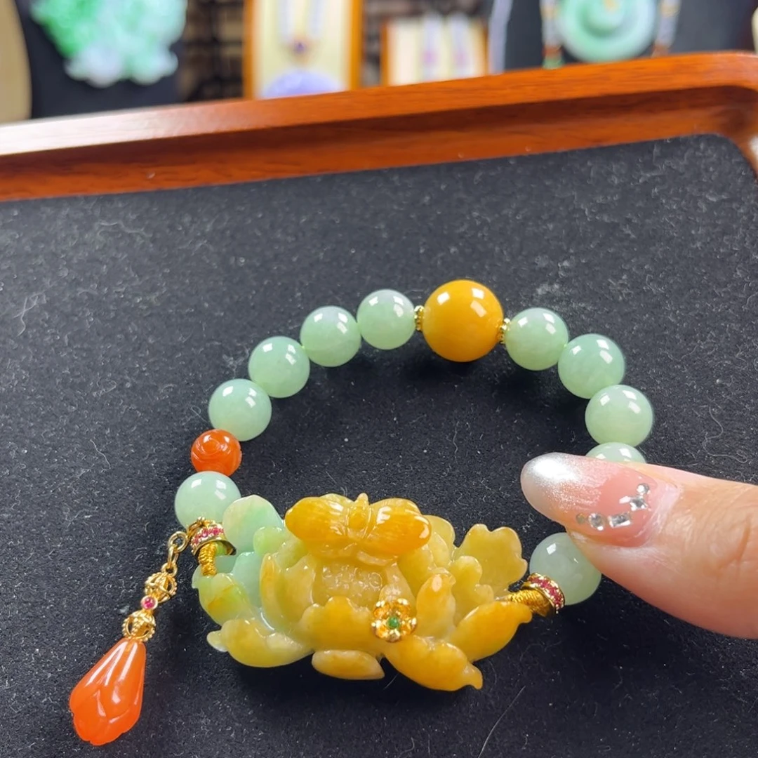 翡翠未镶嵌颈饰莲花