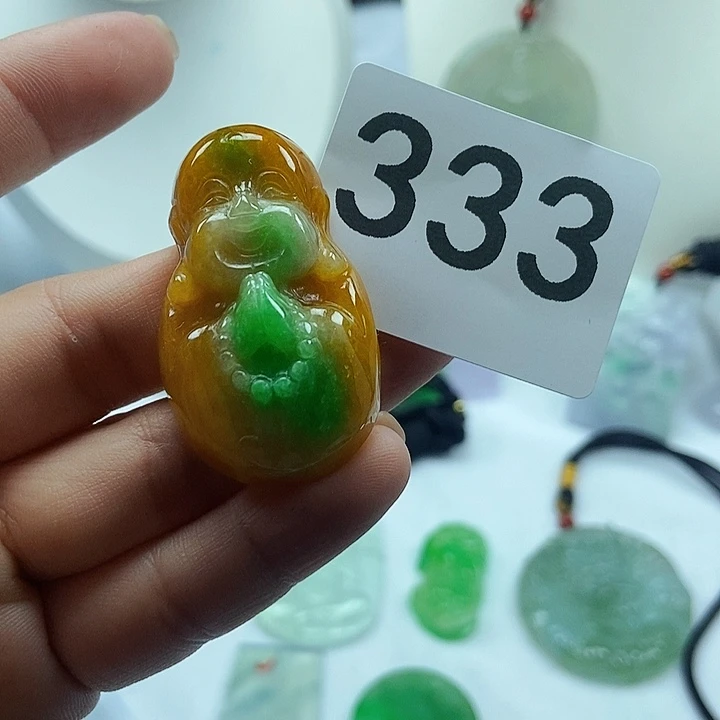 翡翠吊坠(赠链)未镶嵌