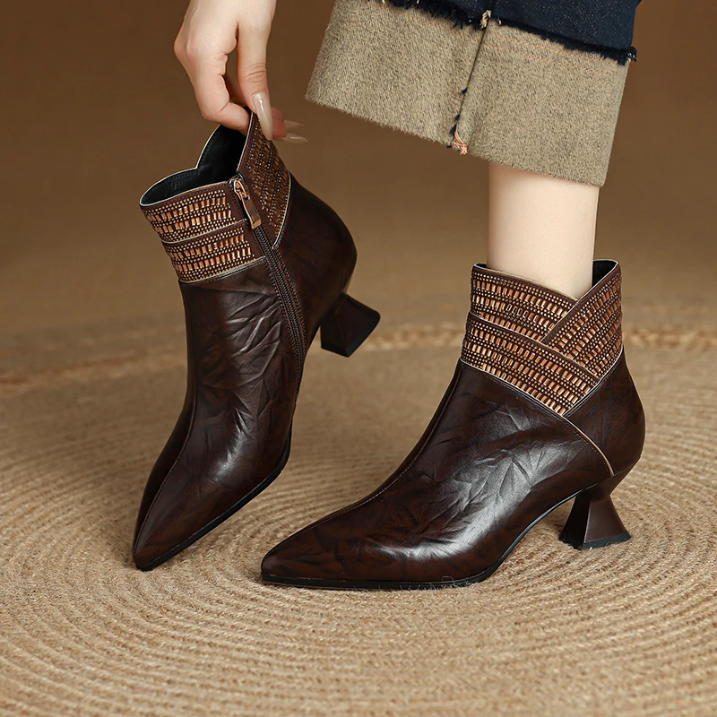 5.5cm小众水钻短靴粗跟百搭冬季真皮尖头时装靴时尚中跟春秋单靴