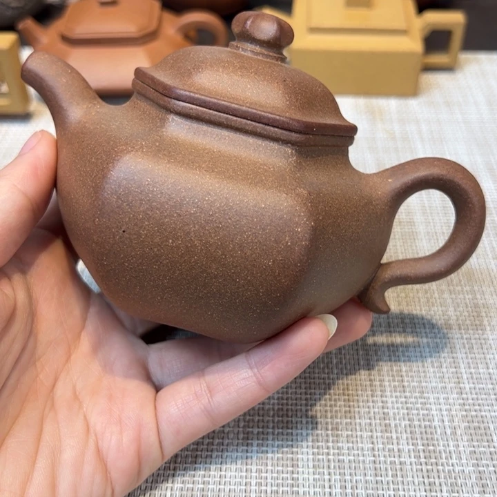 彩***田紫砂茶壶六方连子，容量270毫升，黑敦头