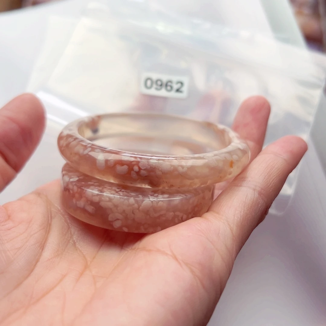 未镶嵌手镯玛瑙/玉髓南****?