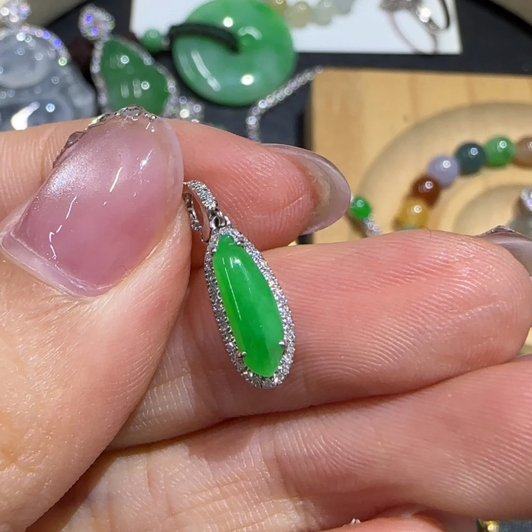翡翠18K金镶嵌颈饰滴溜