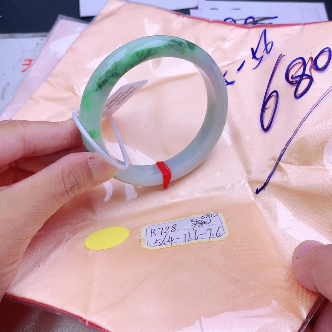 翡翠手镯未镶嵌翡翠