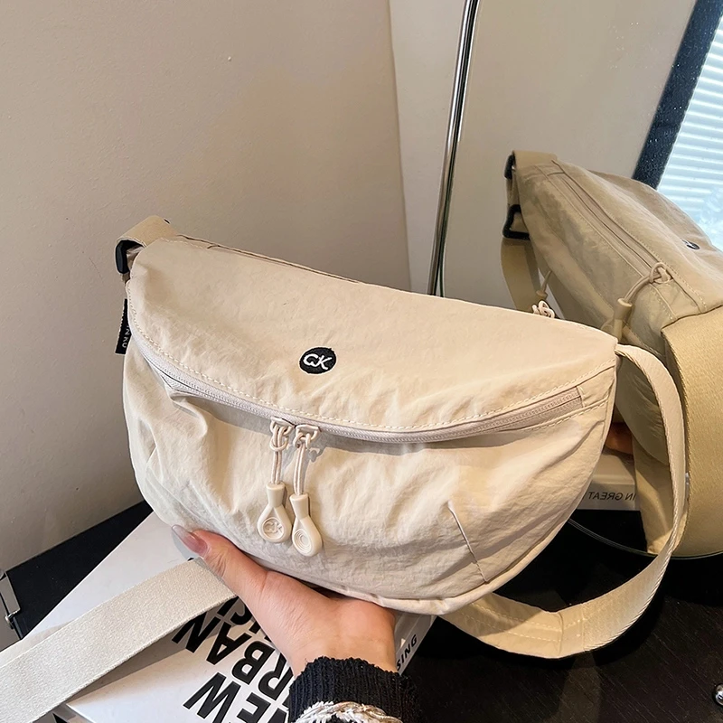 日系超轻防水牛津布包男女百搭单肩斜挎包胸包尼龙轻便实用马鞍包