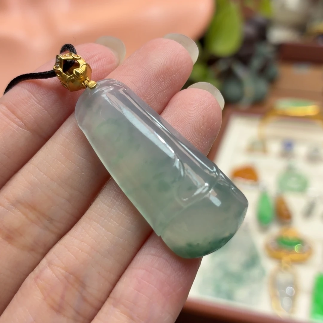 翡翠18K金镶嵌颈饰吊坠