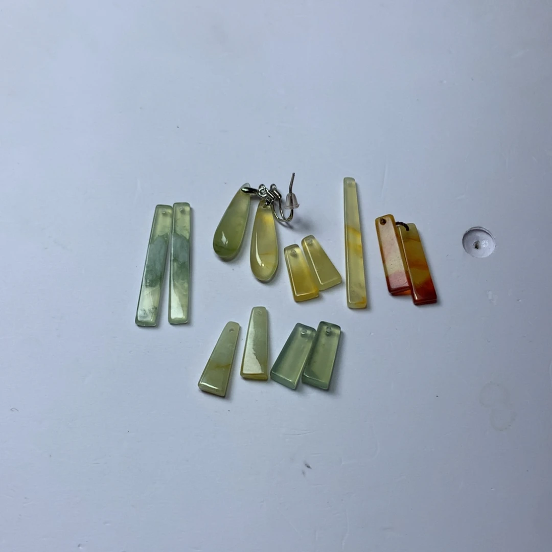 败***郎未镶嵌蛇纹石玉耳环