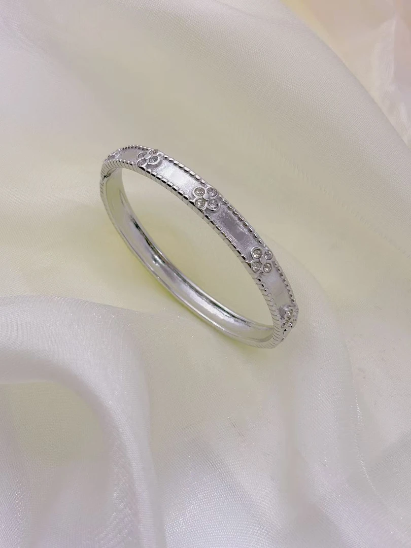 钛钢合成锆石手镯 【Kiss娜】钛钢3563时尚钢色小花加锆开合手镯