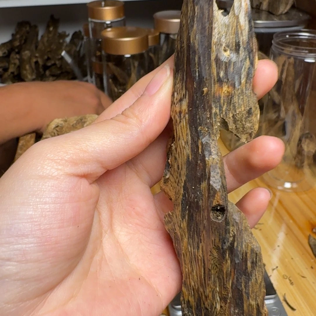 沉香奇楠乌身品种虫漏原料26克