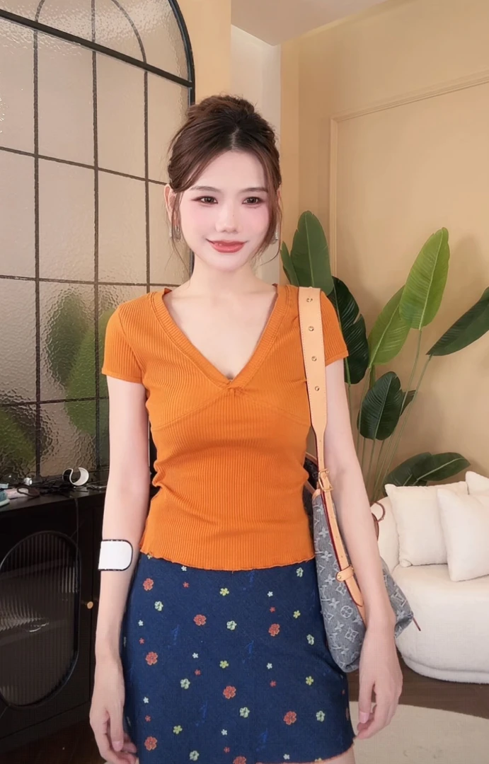 V领卷边修身百搭T恤