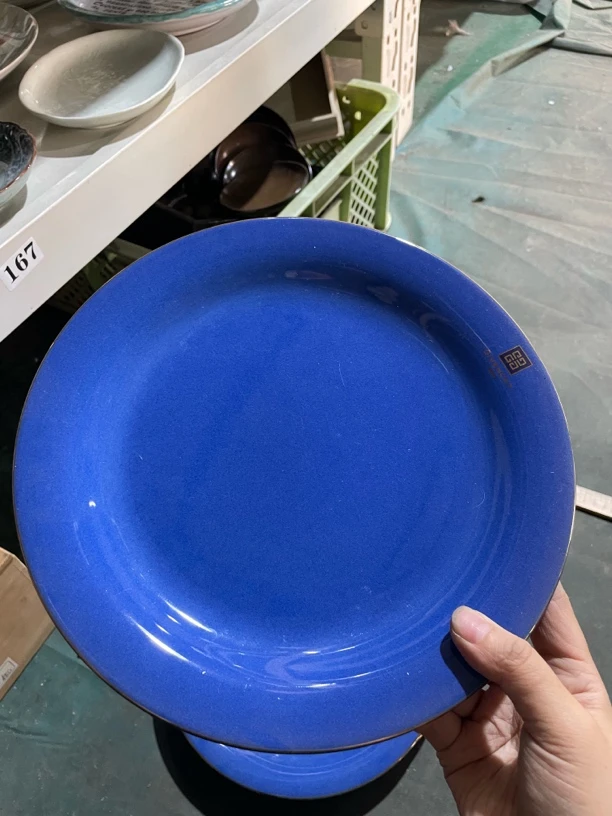 宝蓝釉瓷盘 经典宝蓝釉金边。有轻微划痕
