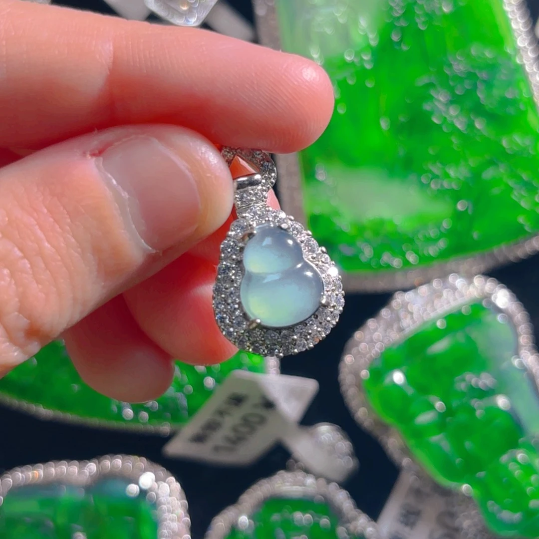 翡翠颈饰未镶嵌葫芦