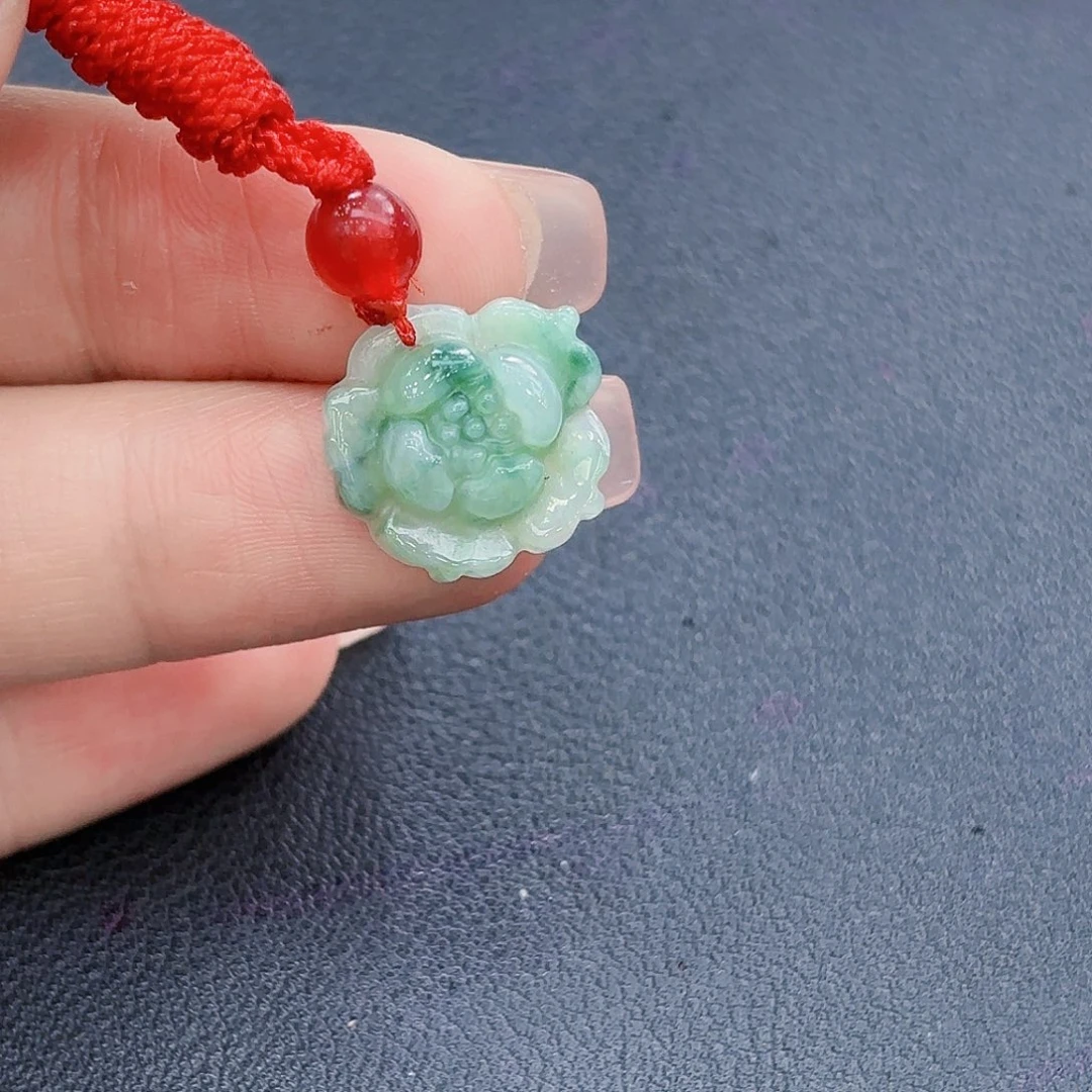 翡翠未镶嵌颈饰莲花吊坠
