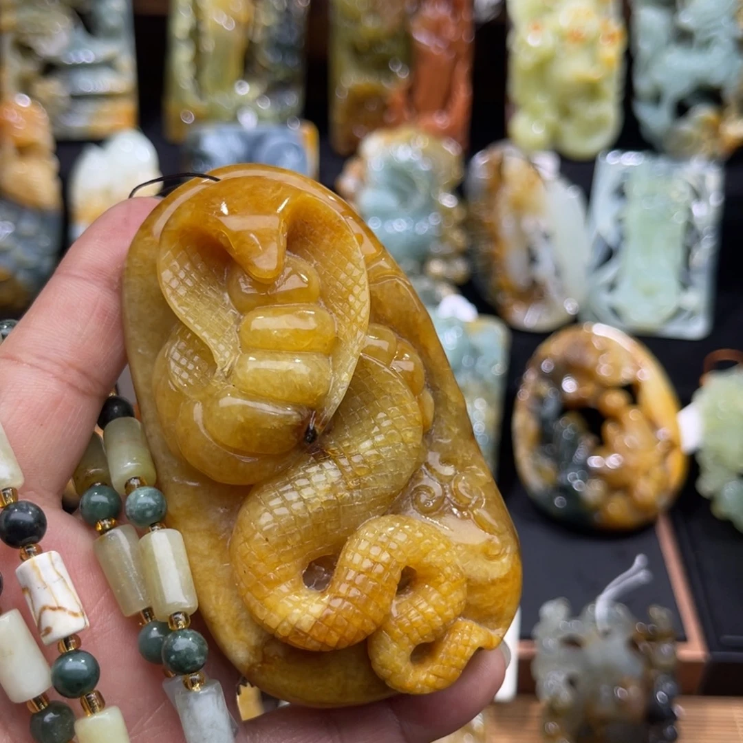 天***空蛇纹石玉未镶嵌颈饰