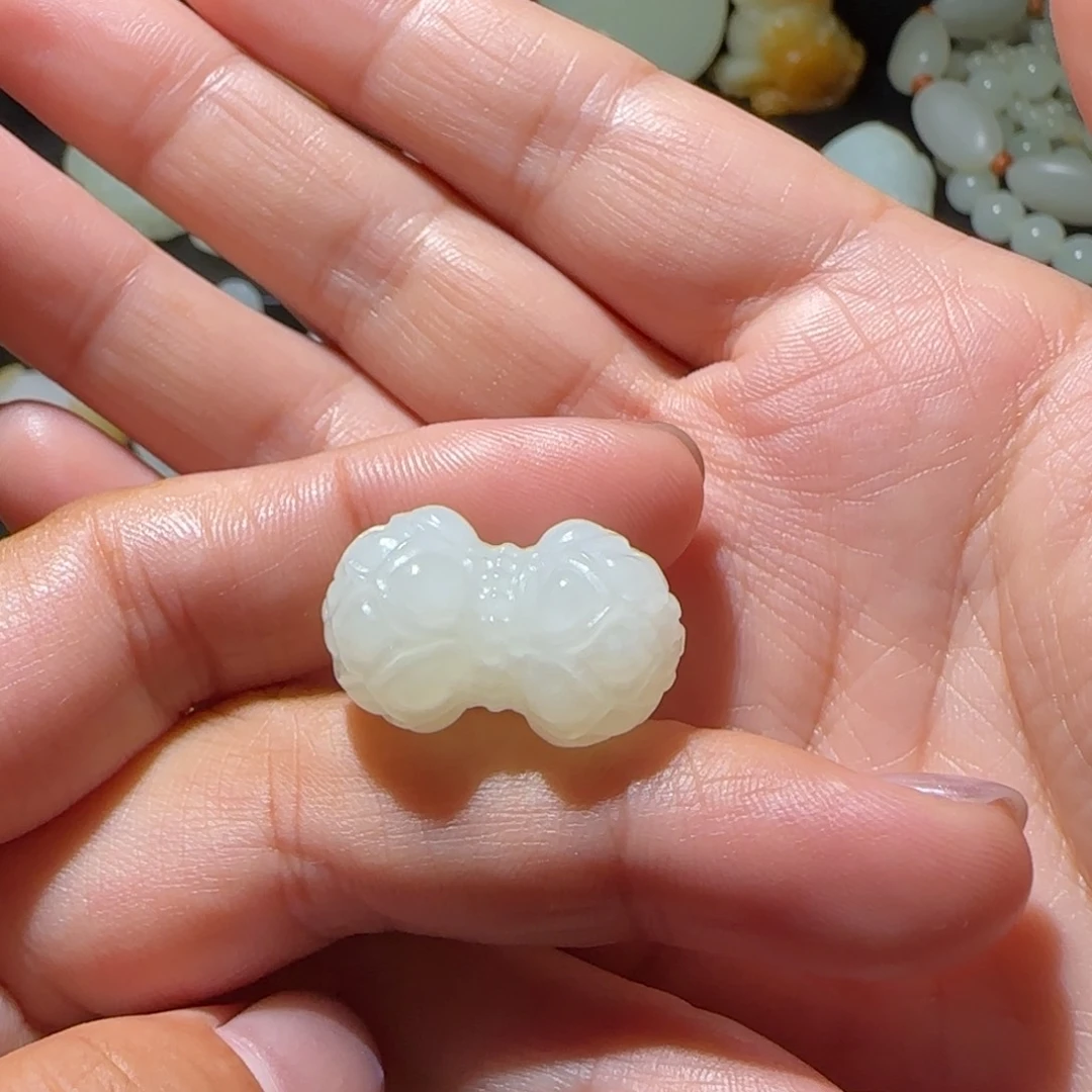 伊***部和田玉未镶嵌颈饰