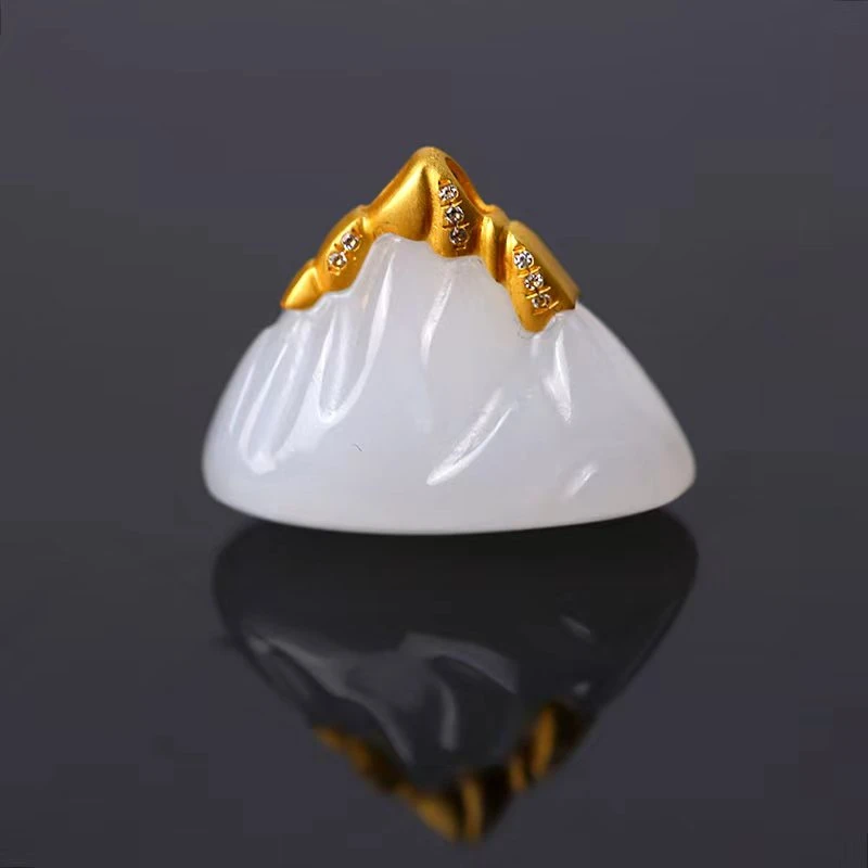 <麟瑞珠宝>天然和田玉金镶设计款日照金山精美吊坠