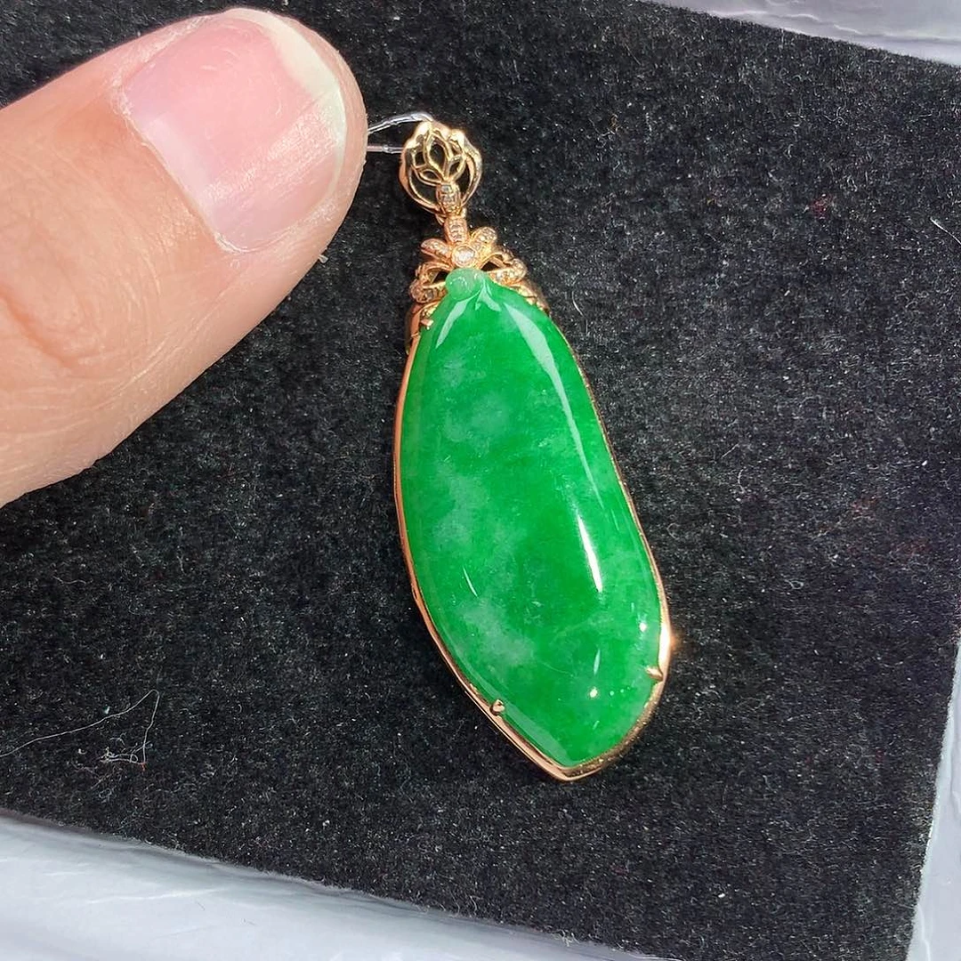 翡翠吊坠(赠链)18K金镶嵌