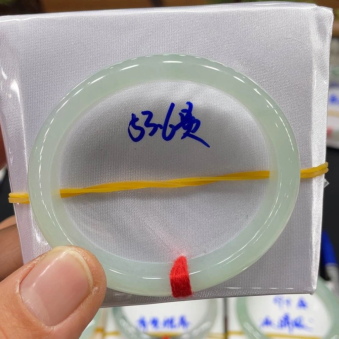 翡翠手镯未镶嵌翡翠
