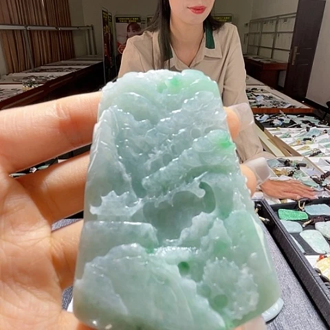 翡翠未镶嵌颈饰一个