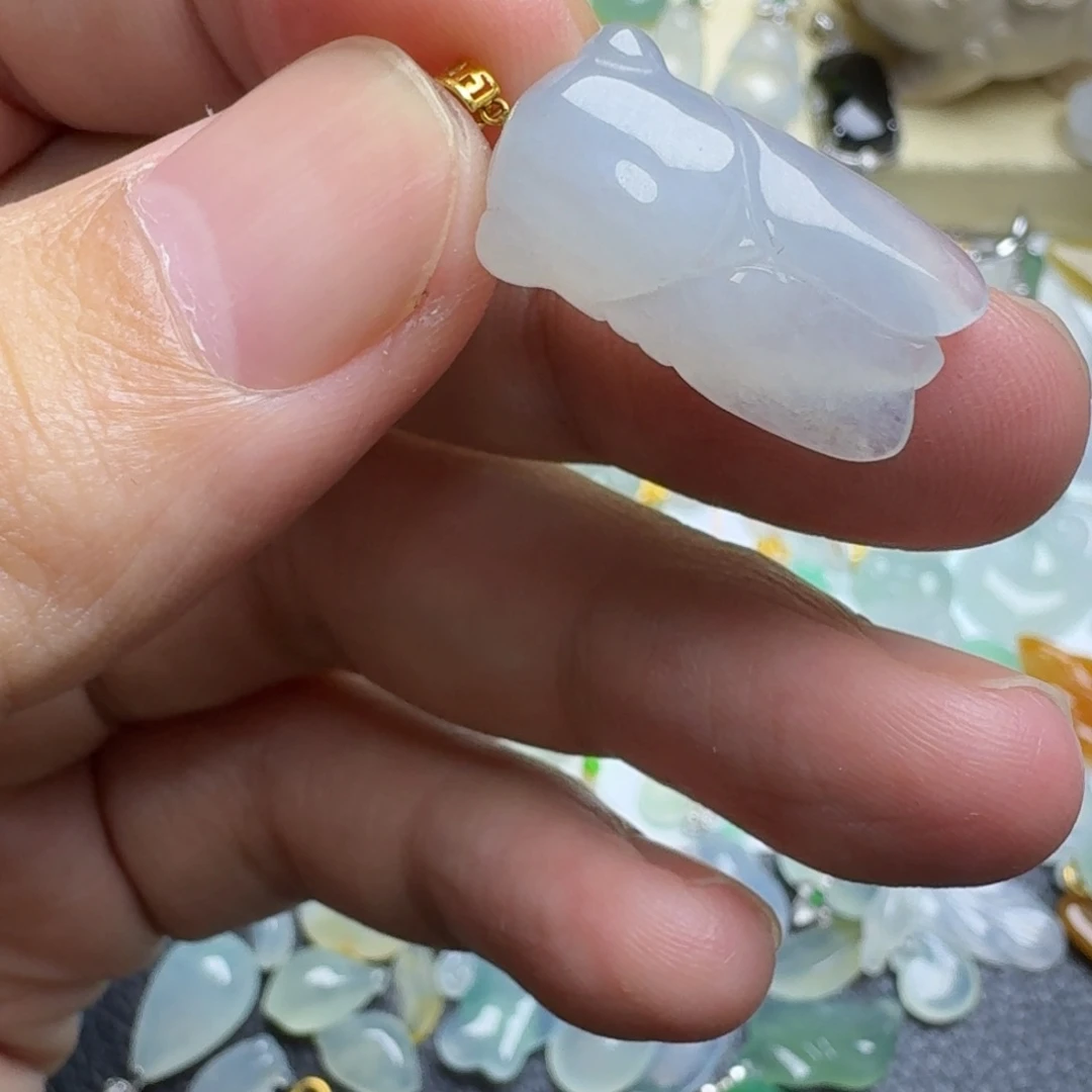 翡翠18K金镶嵌颈饰金蝉