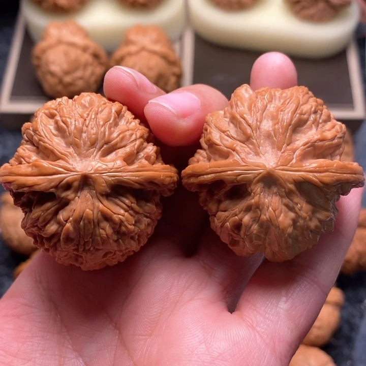 文玩核桃把件野生红皮正磨41