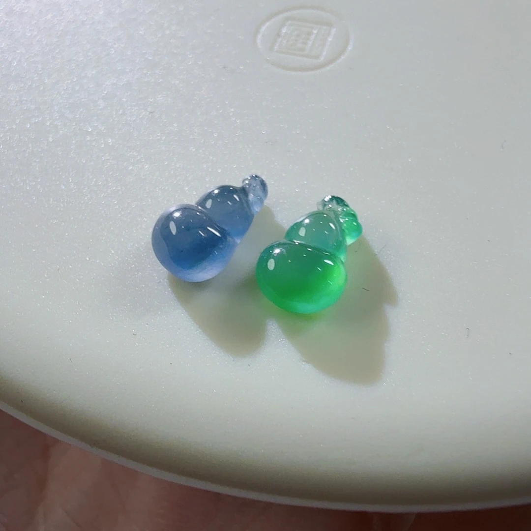 李****翡翠未镶嵌颈饰葫芦一对