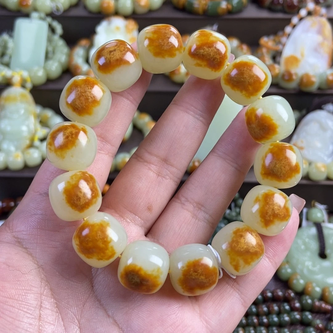 子***由透闪石质玉未镶嵌手串