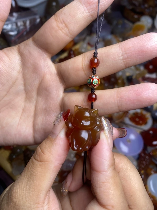 天然玛瑙材质九尾狐。