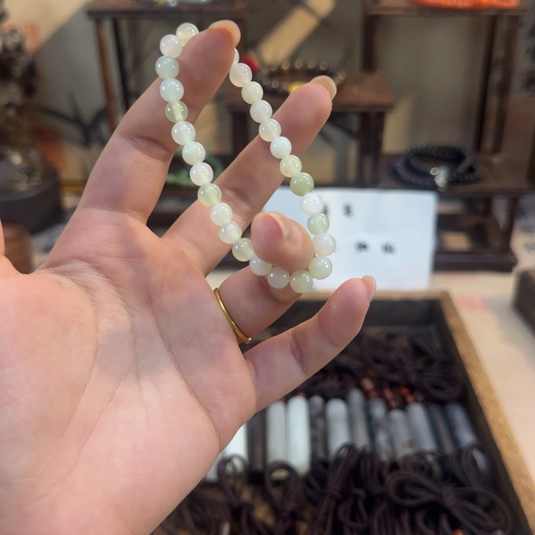 蛇纹石玉颈饰合金