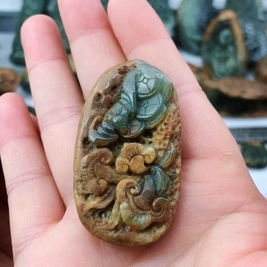 未镶嵌岫岩河磨玉（透闪石质玉）挂件