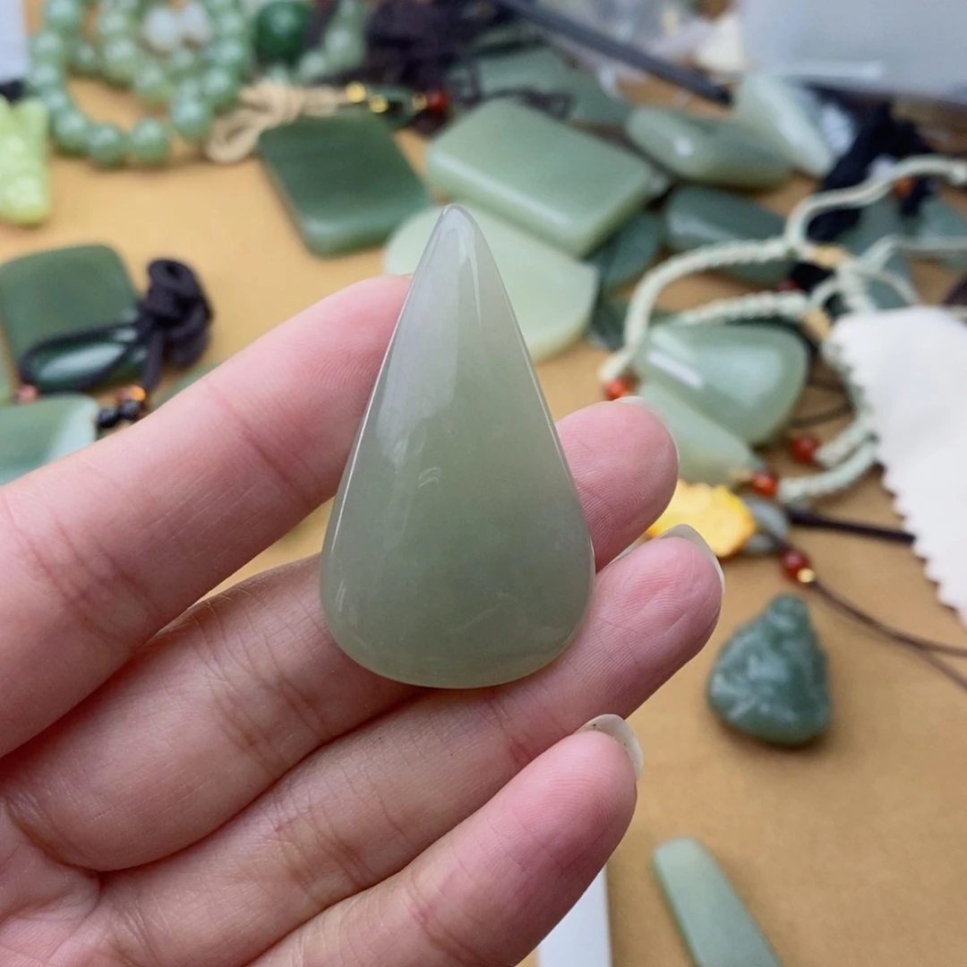 和田玉颈饰未镶嵌旺*微瑕包容有结构