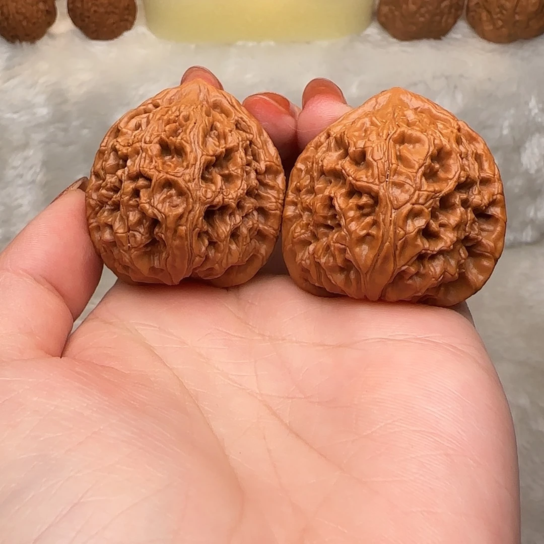 欧***倩文玩核桃吊坠水龙纹